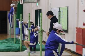３年鉄棒.jpg